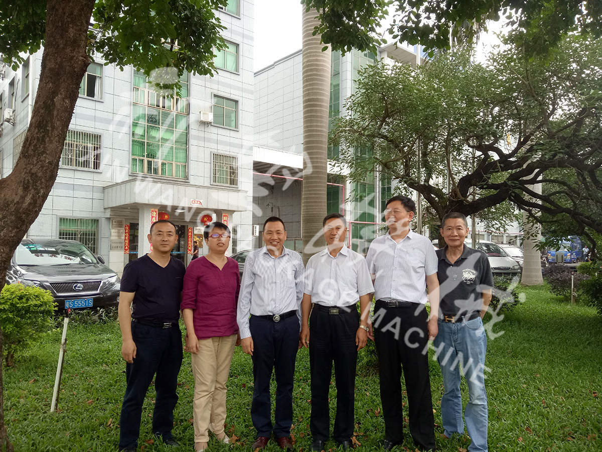 總裝備部劉思剛少將、新華社李建琦博士一行蒞臨新望公司考察指導(dǎo)